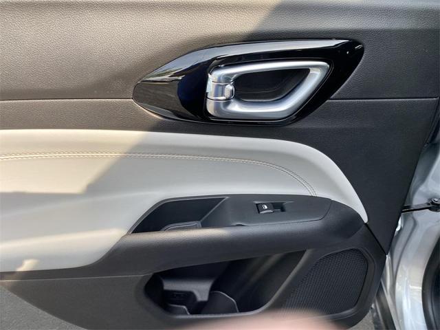 Photo of 2025 Silver Zynith Metallic Clearcoat Jeep Compass