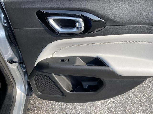 Photo of 2025 Silver Zynith Metallic Clearcoat Jeep Compass