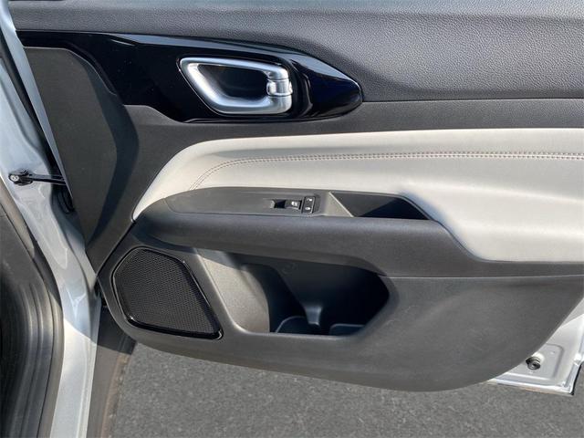Photo of 2025 Silver Zynith Metallic Clearcoat Jeep Compass