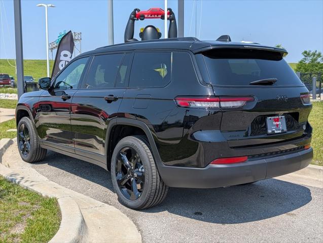 Photo of 2025 Diamond Black Crystal Pearlcoat Jeep Grand Cherokee L