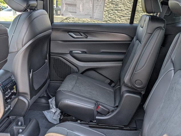 Photo of 2025 Diamond Black Crystal Pearlcoat Jeep Grand Cherokee L