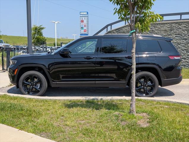 Photo of 2025 Diamond Black Crystal Pearlcoat Jeep Grand Cherokee L