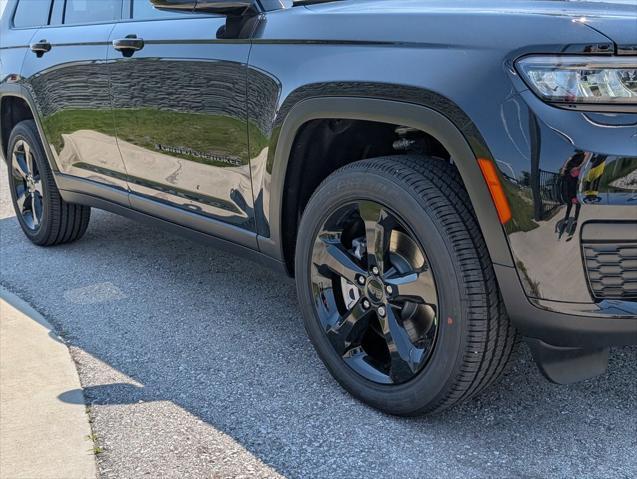 Photo of 2025 Diamond Black Crystal Pearlcoat Jeep Grand Cherokee L