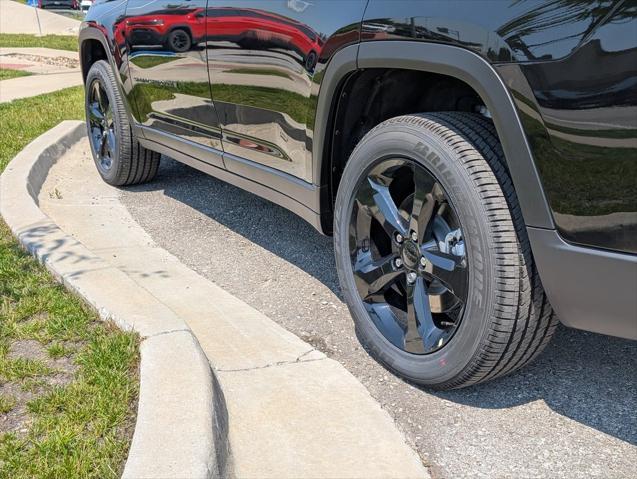Photo of 2025 Diamond Black Crystal Pearlcoat Jeep Grand Cherokee L