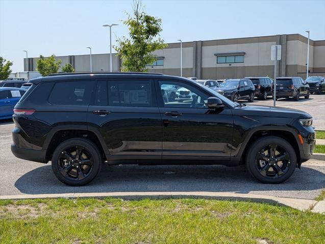 Photo of 2025 Diamond Black Crystal Pearlcoat Jeep Grand Cherokee L