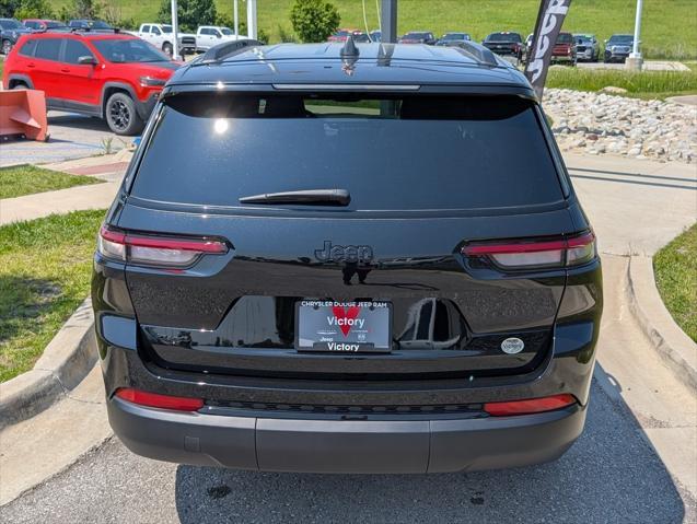 Photo of 2025 Diamond Black Crystal Pearlcoat Jeep Grand Cherokee L