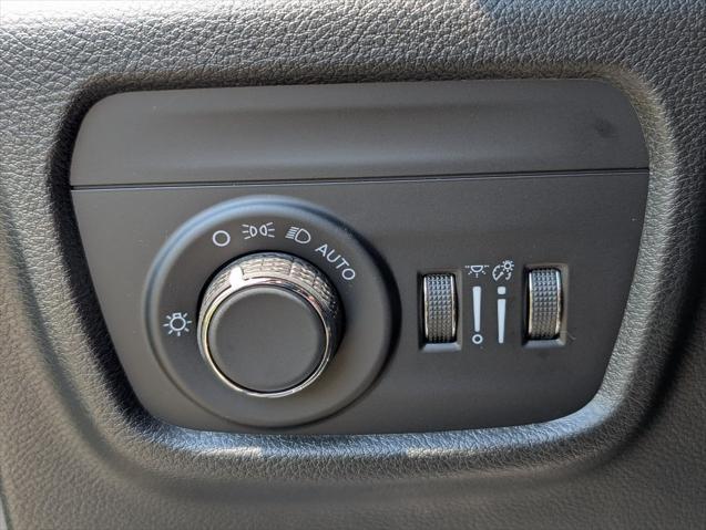 Photo of 2025 Diamond Black Crystal Pearlcoat Jeep Grand Cherokee L