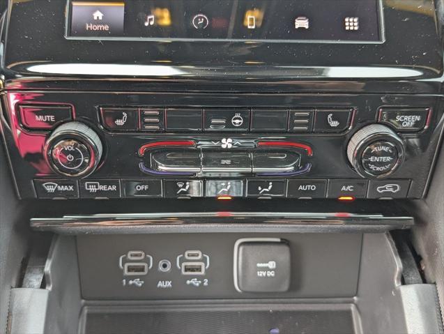 Photo of 2025 Diamond Black Crystal Pearlcoat Jeep Grand Cherokee L