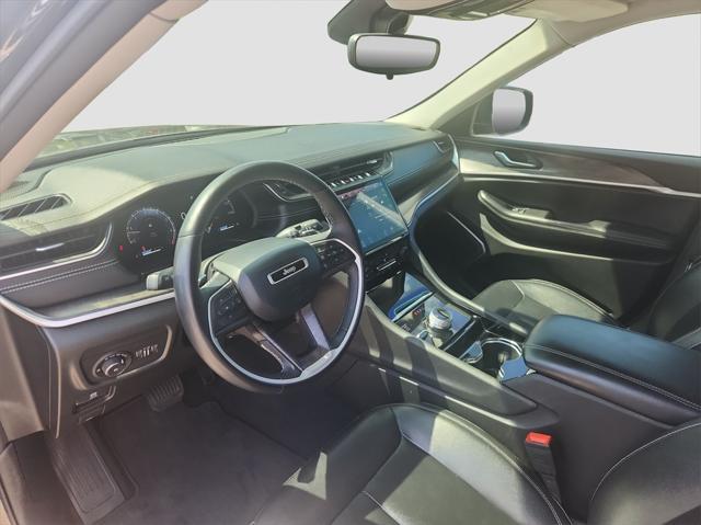 Photo of 2022 Rocky Mountain Pearlcoat Jeep Grand Cherokee L