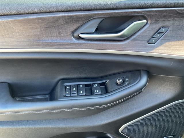 Photo of 2022 Rocky Mountain Pearlcoat Jeep Grand Cherokee L