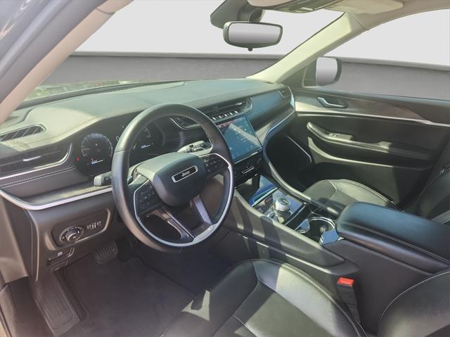 Photo of 2022 Rocky Mountain Pearlcoat Jeep Grand Cherokee L