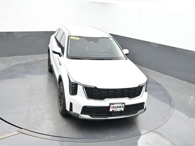Photo of 2024 Glacial White Pearl Kia Sorento