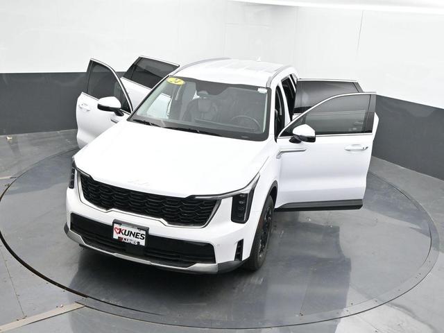 Photo of 2024 Glacial White Pearl Kia Sorento
