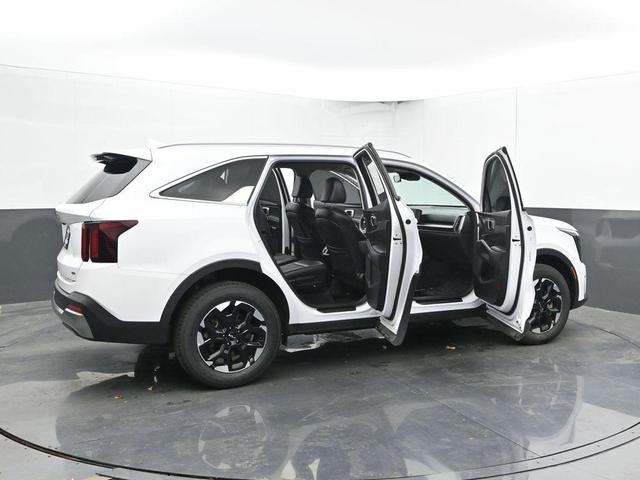 Photo of 2024 Glacial White Pearl Kia Sorento