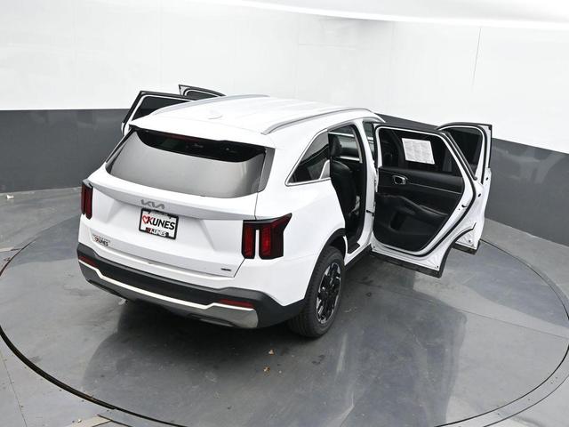 Photo of 2024 Glacial White Pearl Kia Sorento