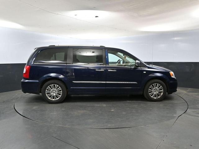 Photo of 2014 True Blue Pearlcoat Chrysler Town & Country
