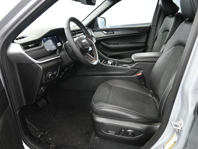Photo of 2025 Silver Zynith Jeep Grand Cherokee