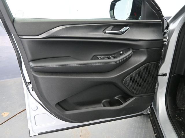 Photo of 2025 Silver Zynith Jeep Grand Cherokee