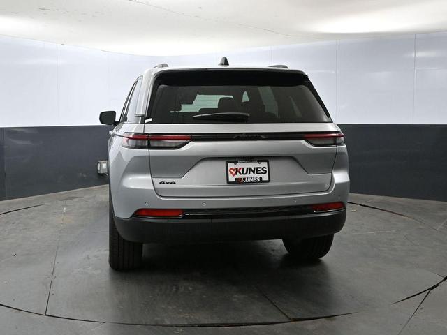 Photo of 2025 Silver Zynith Jeep Grand Cherokee