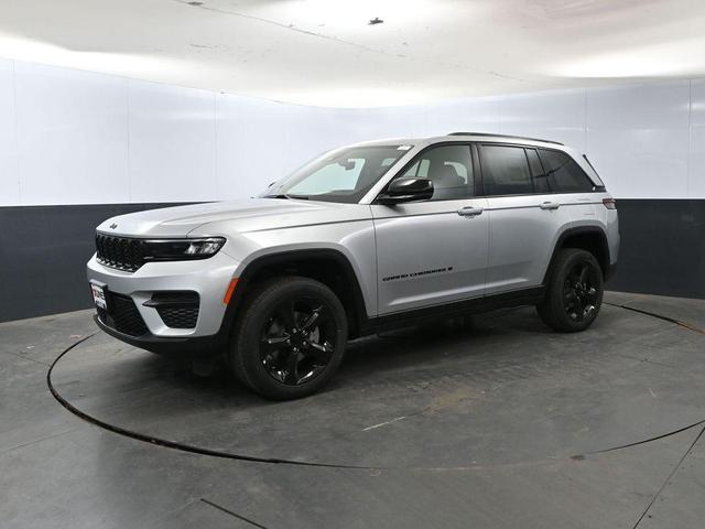Photo of 2025 Silver Zynith Jeep Grand Cherokee