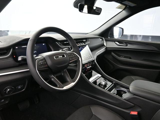 Photo of 2025 Silver Zynith Jeep Grand Cherokee