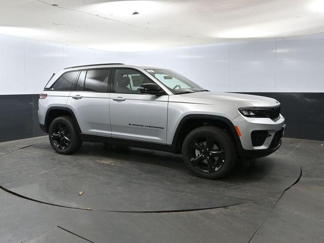 Photo of 2025 Silver Zynith Jeep Grand Cherokee