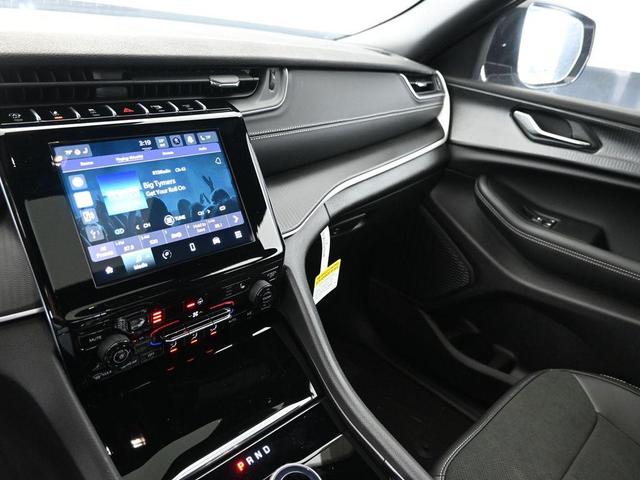 Photo of 2025 Silver Zynith Jeep Grand Cherokee