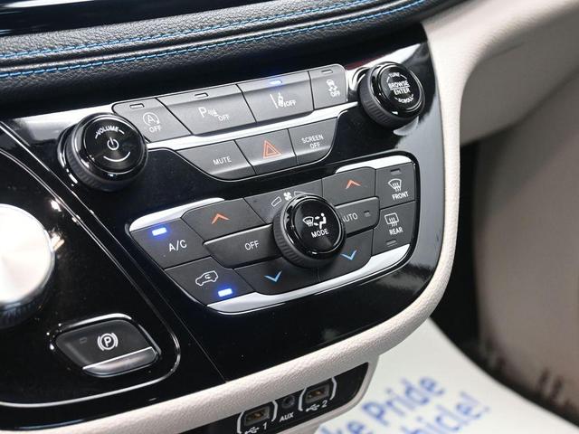 Photo of 2021 Velvet Red Pearlcoat Chrysler Pacifica