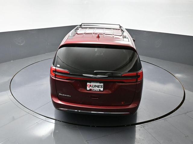 Photo of 2021 Velvet Red Pearlcoat Chrysler Pacifica