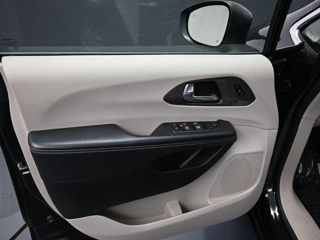 Photo of 2023 Brilliant Black Crystal Pearlcoat Chrysler Pacifica