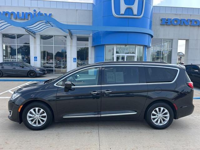 Photo of 2017 Brilliant Black Crystal Pearlcoat Chrysler Pacifica