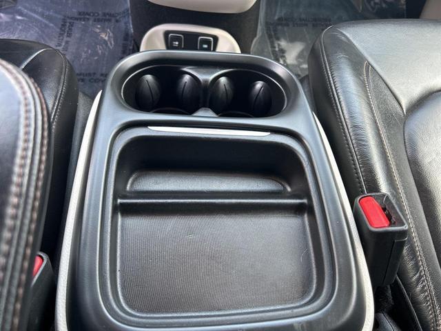 Photo of 2017 Brilliant Black Crystal Pearlcoat Chrysler Pacifica