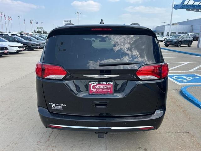 Photo of 2017 Brilliant Black Crystal Pearlcoat Chrysler Pacifica