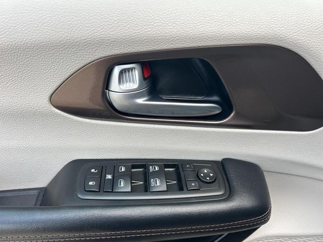 Photo of 2017 Brilliant Black Crystal Pearlcoat Chrysler Pacifica
