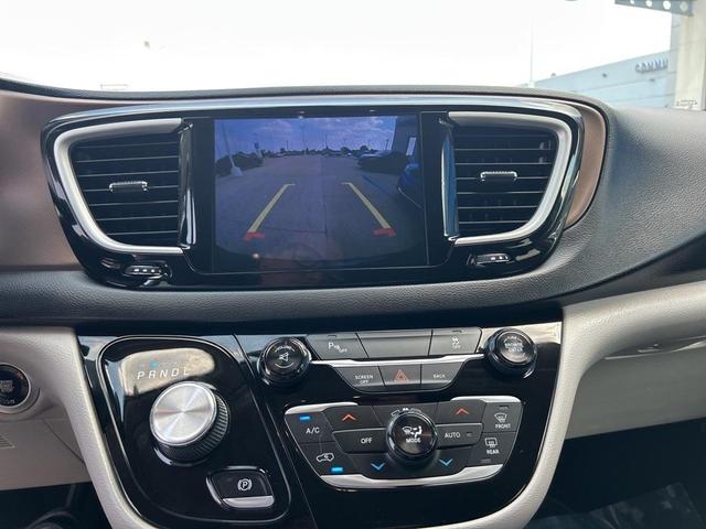 Photo of 2017 Brilliant Black Crystal Pearlcoat Chrysler Pacifica