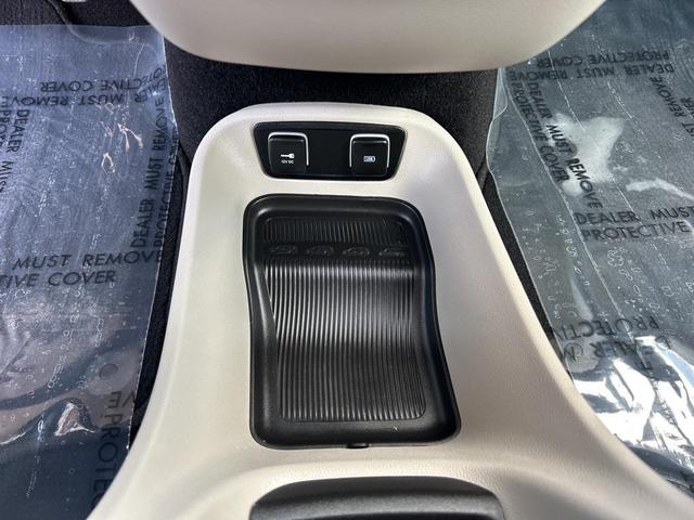 Photo of 2017 Brilliant Black Crystal Pearlcoat Chrysler Pacifica