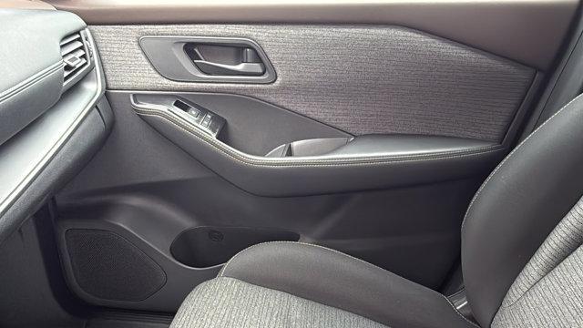 Photo of 2022 Glacier White Nissan Rogue