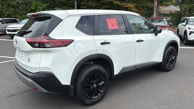 Photo of 2022 Glacier White Nissan Rogue