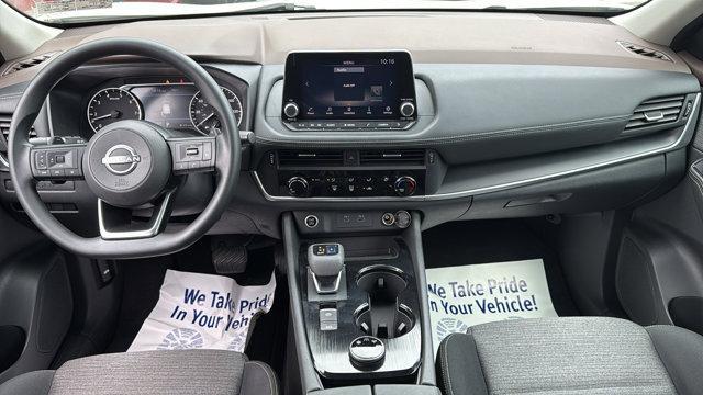 Photo of 2022 Glacier White Nissan Rogue