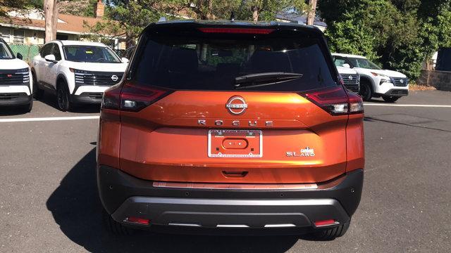Photo of 2023 2 Tone Orange / Black Nissan Rogue