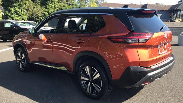 Photo of 2023 2 Tone Orange / Black Nissan Rogue