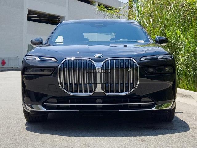 Photo of 2025 Black Sapphire Metallic BMW i7