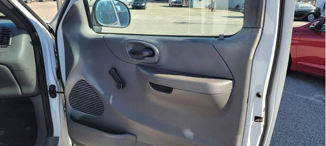 Photo of 2002 White Ford F-150