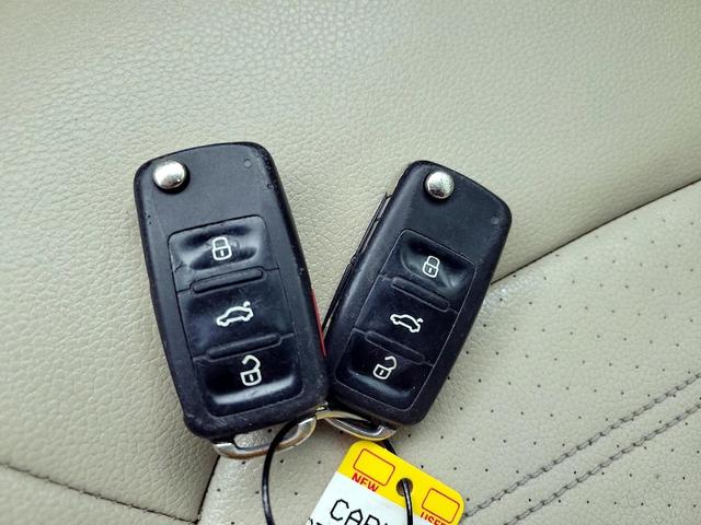 Photo of 2015 White Volkswagen Passat