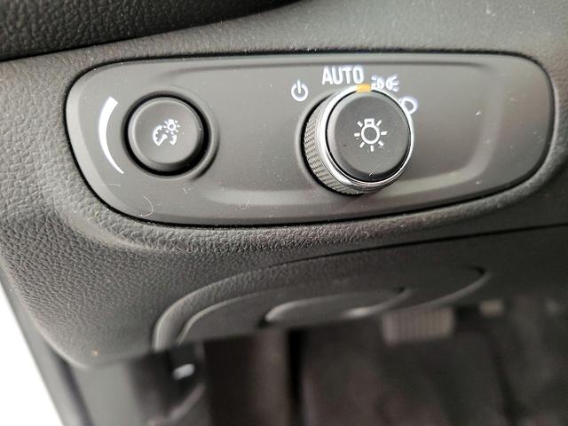 Photo of 2022 White Chevrolet Trax