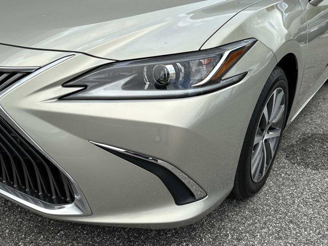 Photo of 2019 Moonbeam Beige Met Lexus ES 350