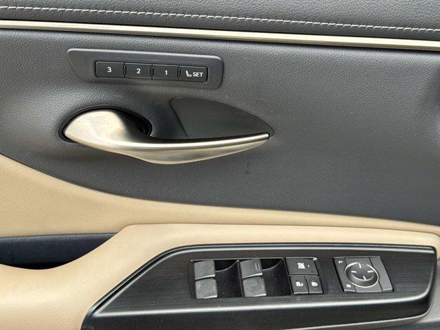 Photo of 2019 Moonbeam Beige Met Lexus ES 350