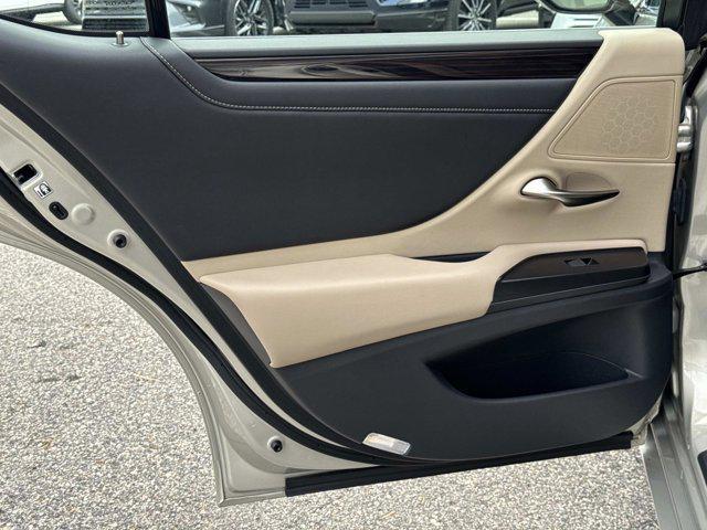 Photo of 2019 Moonbeam Beige Met Lexus ES 350