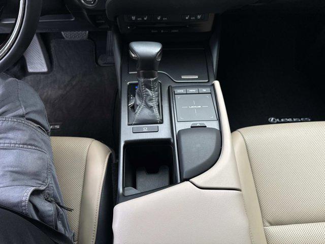 Photo of 2019 Moonbeam Beige Met Lexus ES 350