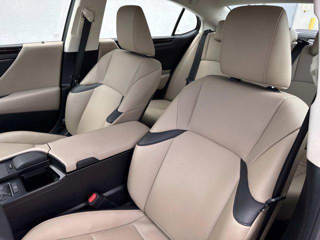Photo of 2019 Moonbeam Beige Met Lexus ES 350